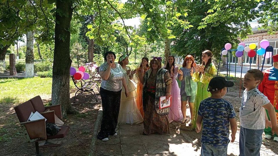 Концертно-развлекательные программы провели для детей села Азовское и села Стародубовка Концертно-развлекательные программы провели для детей села Азовское и села Стародубовка