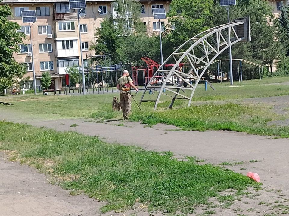 В Кировском внутригородском районе продолжаются работы по покосу травы В Кировском внутригородском районе продолжаются работы по покосу травы