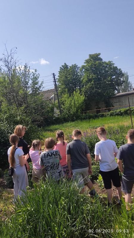 2 июня на базе Муниципального бюджетного учреждения дополнительного образования «Харцызская станция юных натуралистов» начала свою работу площадка досуга «Юннат», ознаменовав начало летних каникул насыщенной программой... 2 июня на базе Муниципального бюджетного учреждения дополнительного образования «Харцызская станция юных натуралистов» начала свою работу площадка досуга «Юннат», ознаменовав начало летних каникул насыщенной программой...