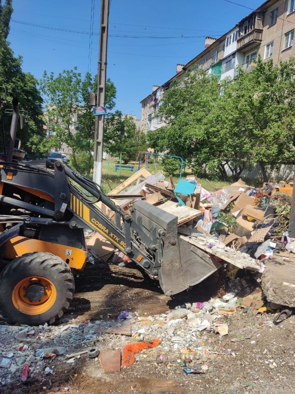 В Ждановке продолжается ликвидация стихийных свалок В Ждановке продолжается ликвидация стихийных свалок