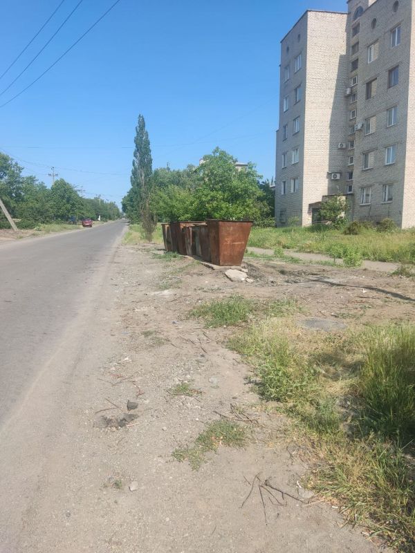 В Ждановке продолжается ликвидация стихийных свалок В Ждановке продолжается ликвидация стихийных свалок