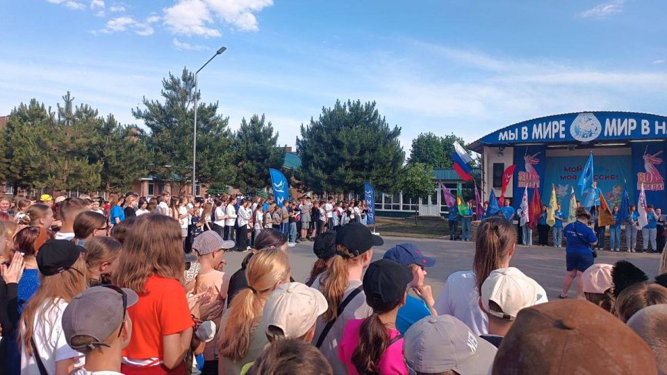 Александр Шатов: При поддержке шефа-региона Сахалина каникулы у 147 шахтерских ребят начались с оздоровления в ДСОЛ «Мир» на побережье Азовского моря Александр Шатов: При поддержке шефа-региона Сахалина каникулы у 147 шахтерских ребят начались с оздоровления в ДСОЛ «Мир» на побережье Азовского моря