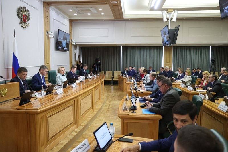 Александр Волошин: #работа_в_СФ. Сегодня в Совете Федерации под председательством Валентины Ивановны Матвиенко состоялась встреча сенаторов с Министром экономического развития РФ Максимом Решетниковым в формате «открытого...