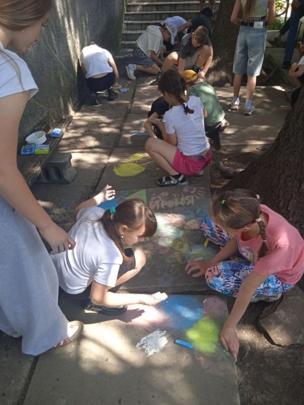 2 июня на базе Муниципального бюджетного учреждения дополнительного образования «Харцызская станция юных натуралистов» начала свою работу площадка досуга «Юннат», ознаменовав начало летних каникул насыщенной программой... 2 июня на базе Муниципального бюджетного учреждения дополнительного образования «Харцызская станция юных натуралистов» начала свою работу площадка досуга «Юннат», ознаменовав начало летних каникул насыщенной программой...