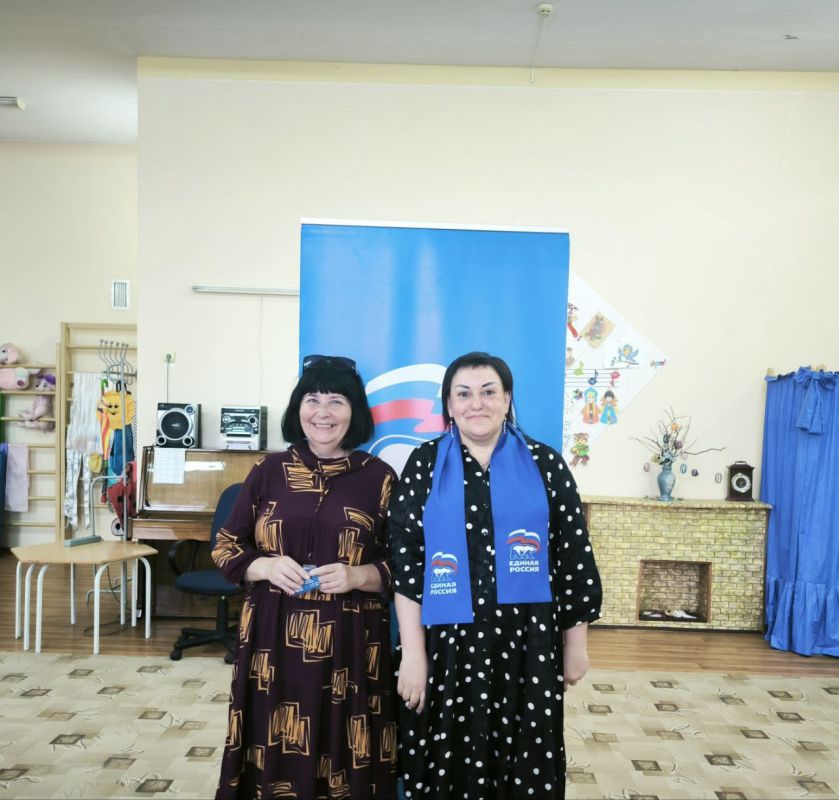 Вручение партийных билетов Всероссийской Политической Партии "ЕДИНАЯ РОССИЯ" в Ленинском районе города Донецка продолжается Вручение партийных билетов Всероссийской Политической Партии "ЕДИНАЯ РОССИЯ" в Ленинском районе города Донецка продолжается