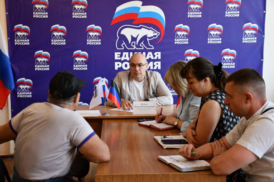 Сергей Желновач: Сегодня, в общественной приемной Всероссийской политической партии «Единая Россия» первый заместитель главы администрации городского округа Дебальцево Максим Вельма провел прием граждан Сергей Желновач: Сегодня, в общественной приемной Всероссийской политической партии «Единая Россия» первый заместитель главы администрации городского округа Дебальцево Максим Вельма провел прием граждан