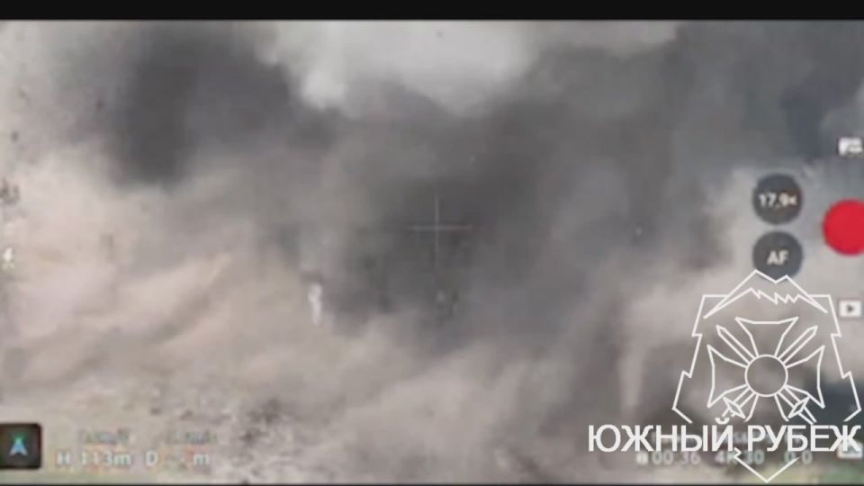 Российский наземный дрон-камикадзе "Крот-1" взорвал позицию ВСУ в районе н. п. Дылеевка на Константиновском направлении в ДНР, сообщает Telegram-канал "Южный рубеж"