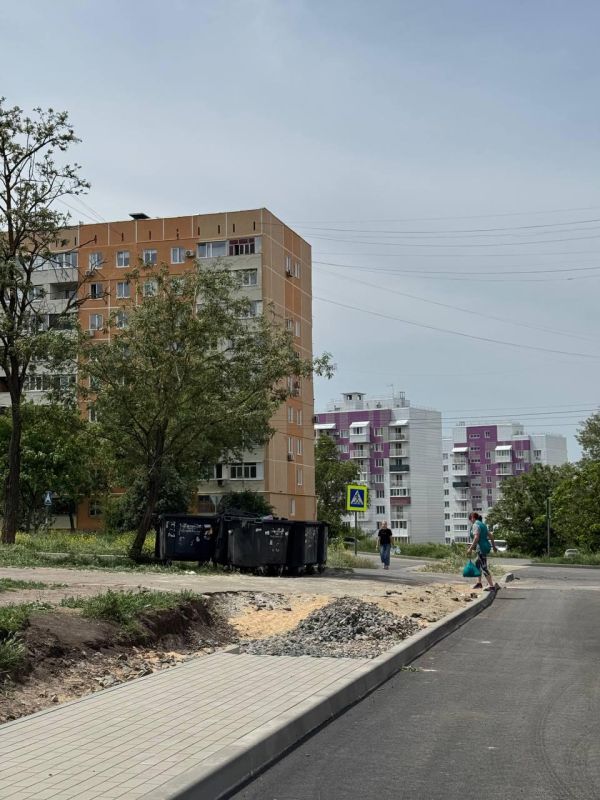 В Мариуполе благоустраивают территории дворов В Мариуполе благоустраивают территории дворов