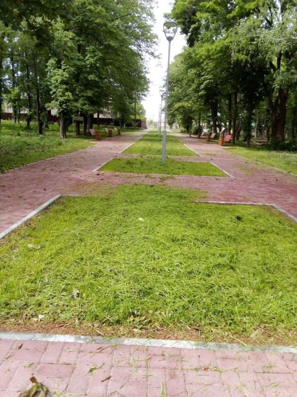 Коммунальщики поддерживают чистоту и порядок в округе Коммунальщики поддерживают чистоту и порядок в округе