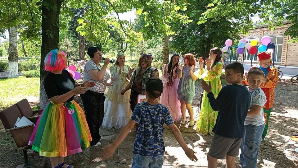 Концертно-развлекательные программы провели для детей села Азовское и села Стародубовка Концертно-развлекательные программы провели для детей села Азовское и села Стародубовка