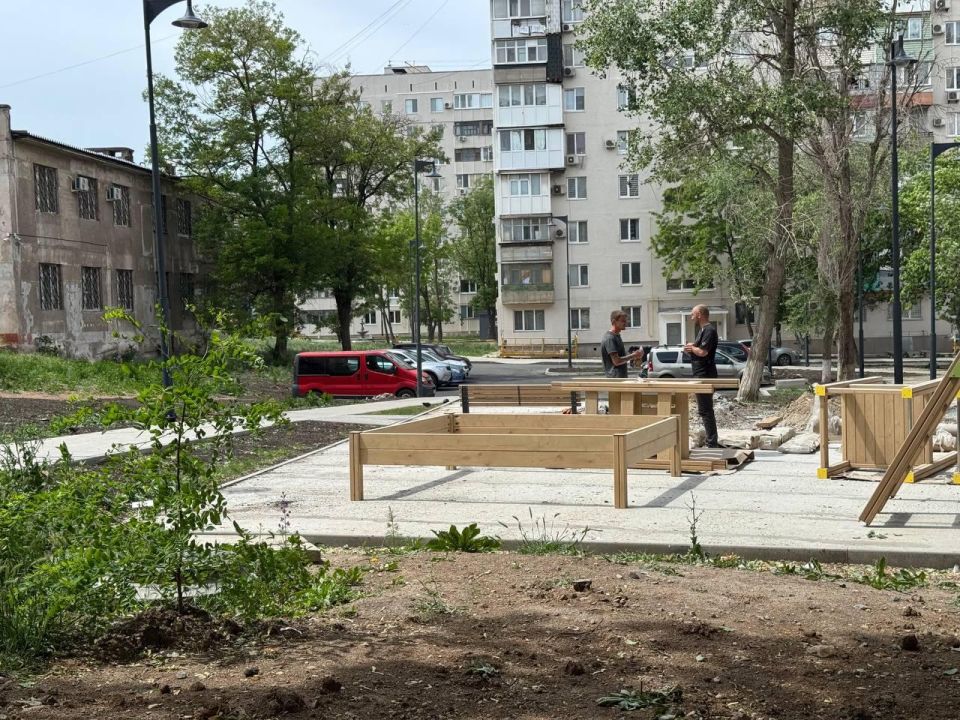 В Мариуполе благоустраивают территории дворов В Мариуполе благоустраивают территории дворов