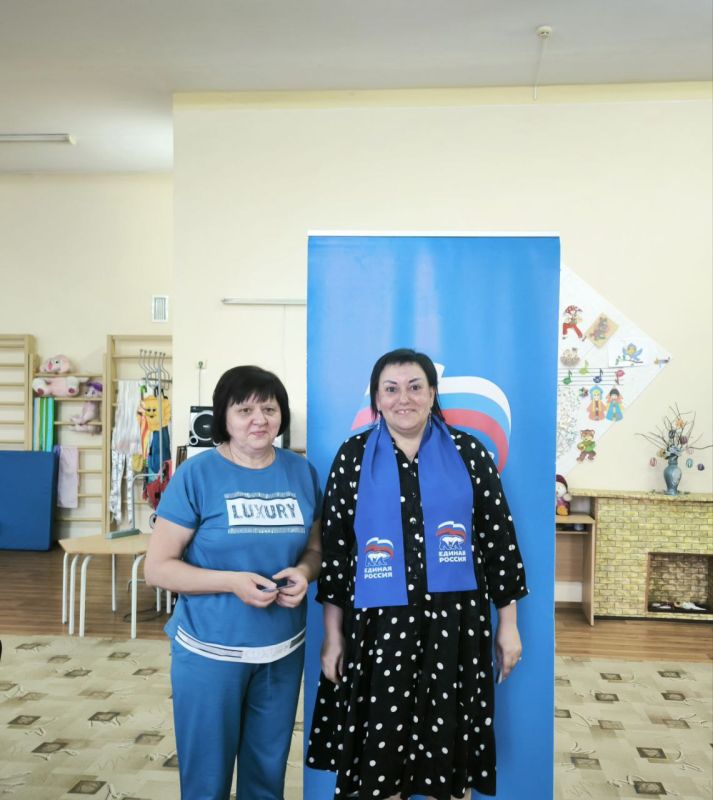 Вручение партийных билетов Всероссийской Политической Партии "ЕДИНАЯ РОССИЯ" в Ленинском районе города Донецка продолжается Вручение партийных билетов Всероссийской Политической Партии "ЕДИНАЯ РОССИЯ" в Ленинском районе города Донецка продолжается