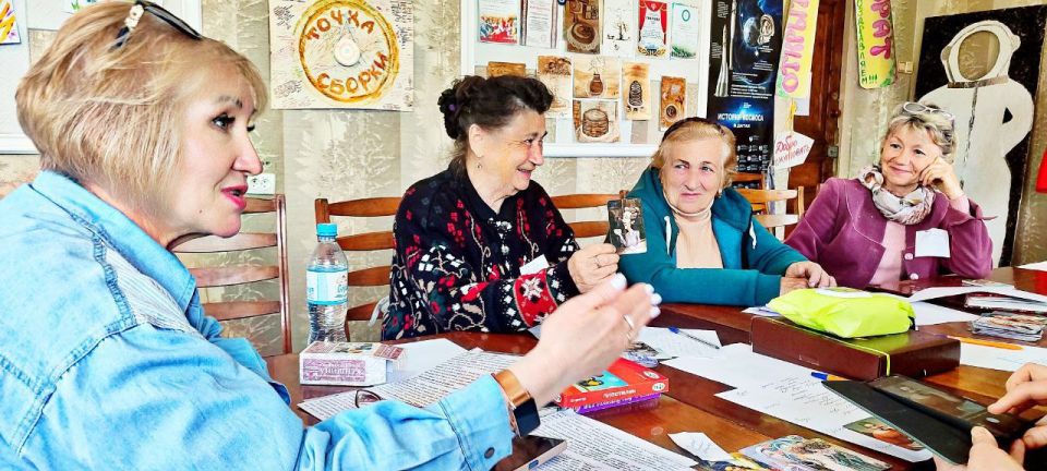 Арт-терапия для женщин в клубе "Рассвет" Арт-терапия для женщин в клубе "Рассвет"
