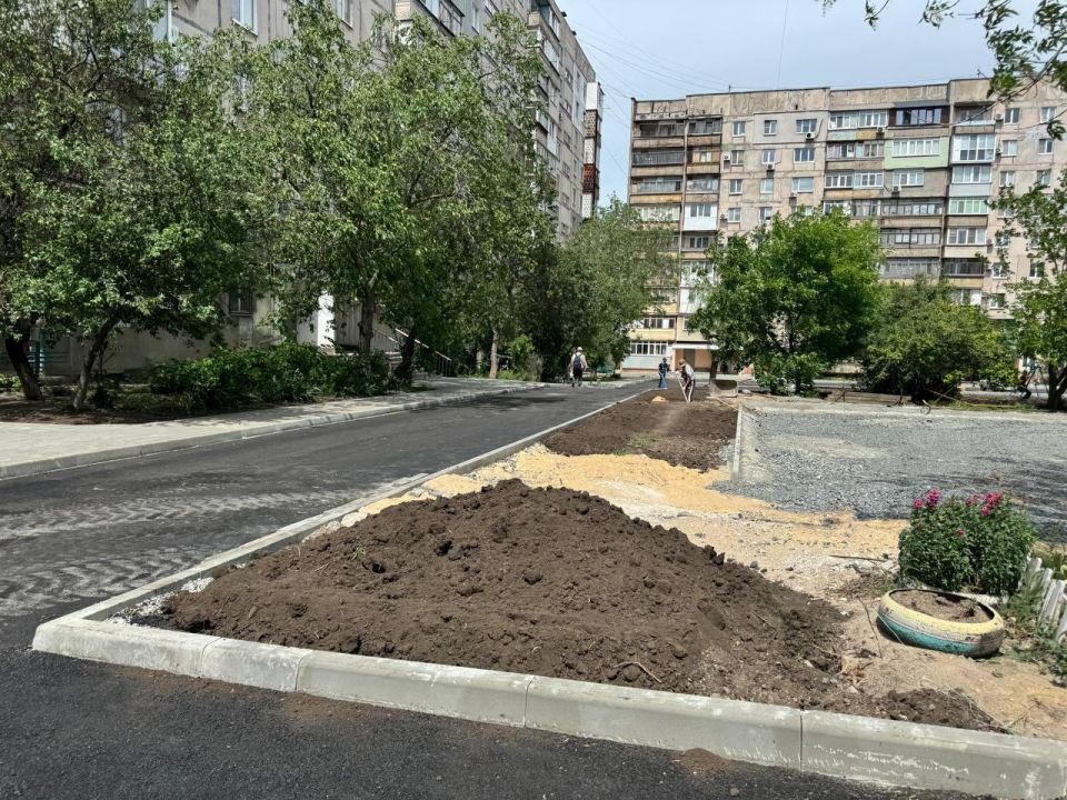 В Мариуполе благоустраивают территории дворов В Мариуполе благоустраивают территории дворов