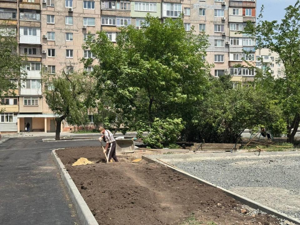 В Мариуполе благоустраивают территории дворов В Мариуполе благоустраивают территории дворов