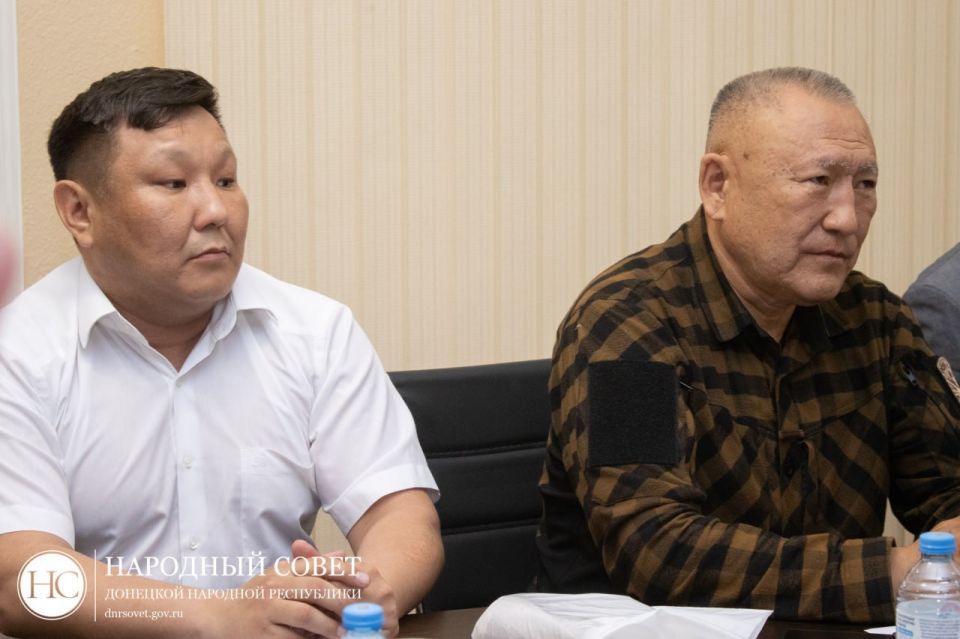 Председатель Народного Совета ДНР Константин Кузьмин провел расширенное заседание Комитета Народного Совета по поддержке участников СВО вместе с делегацией депутатов Государственного Собрания (Ил Тумэн) Республики Саха... Председатель Народного Совета ДНР Константин Кузьмин провел расширенное заседание Комитета Народного Совета по поддержке участников СВО вместе с делегацией депутатов Государственного Собрания (Ил Тумэн) Республики Саха...