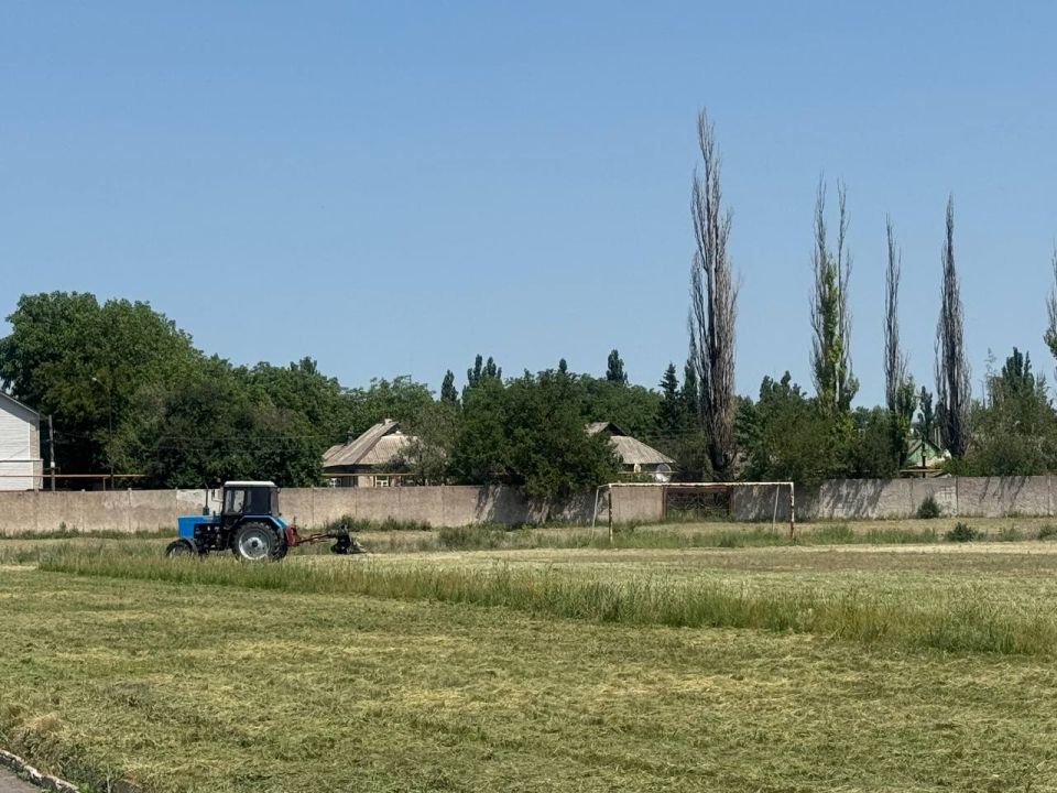 В Ждановке продолжается покос сорных и карантинных трав В Ждановке продолжается покос сорных и карантинных трав