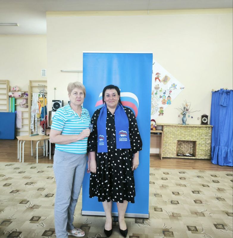 Вручение партийных билетов Всероссийской Политической Партии "ЕДИНАЯ РОССИЯ" в Ленинском районе города Донецка продолжается Вручение партийных билетов Всероссийской Политической Партии "ЕДИНАЯ РОССИЯ" в Ленинском районе города Донецка продолжается