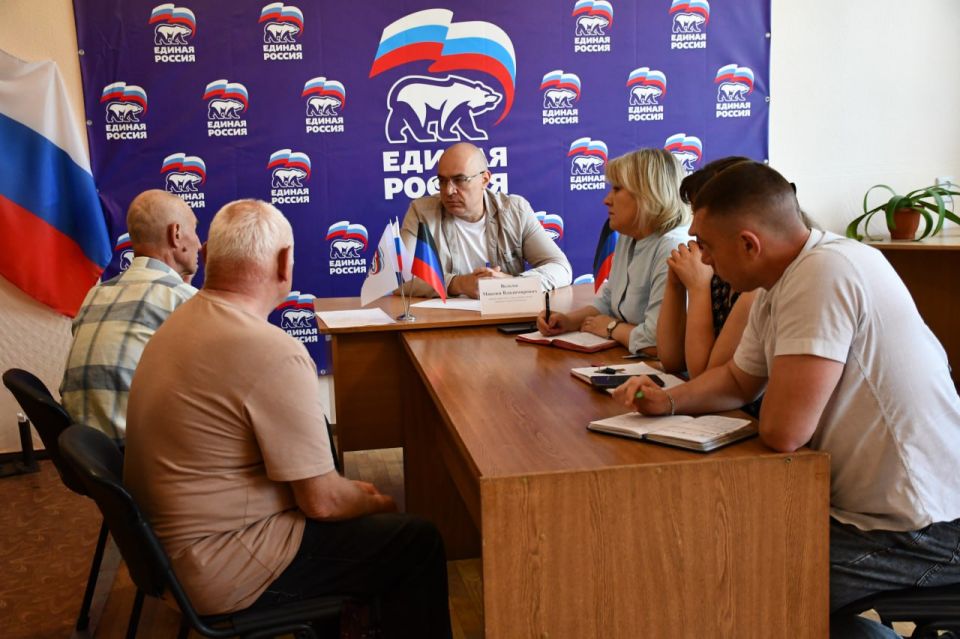 Сергей Желновач: Сегодня, в общественной приемной Всероссийской политической партии «Единая Россия» первый заместитель главы администрации городского округа Дебальцево Максим Вельма провел прием граждан Сергей Желновач: Сегодня, в общественной приемной Всероссийской политической партии «Единая Россия» первый заместитель главы администрации городского округа Дебальцево Максим Вельма провел прием граждан