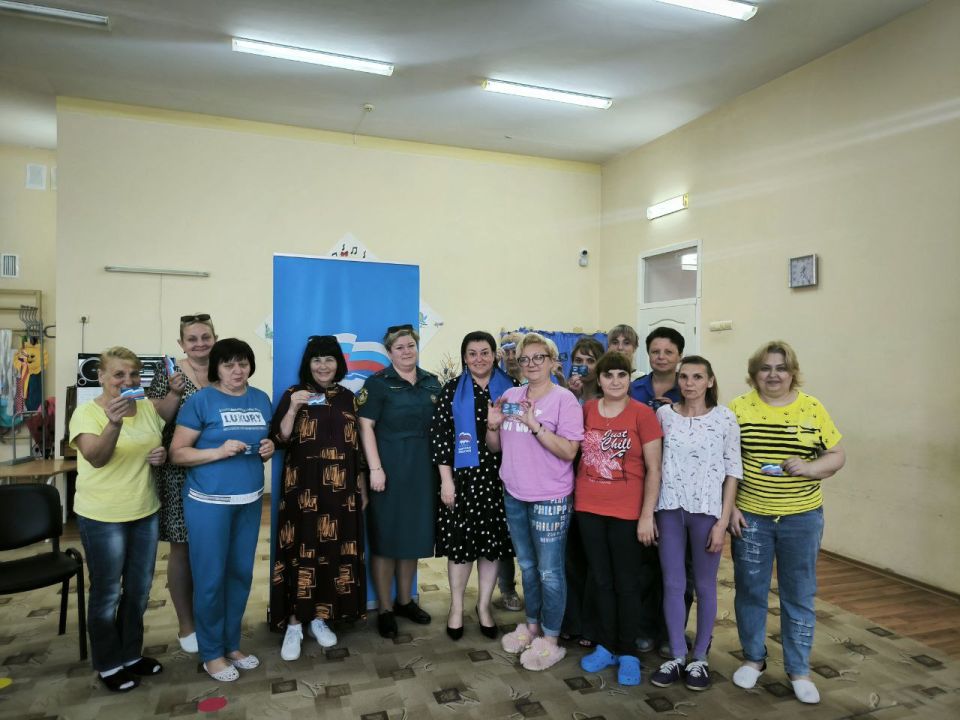 Вручение партийных билетов Всероссийской Политической Партии "ЕДИНАЯ РОССИЯ" в Ленинском районе города Донецка продолжается