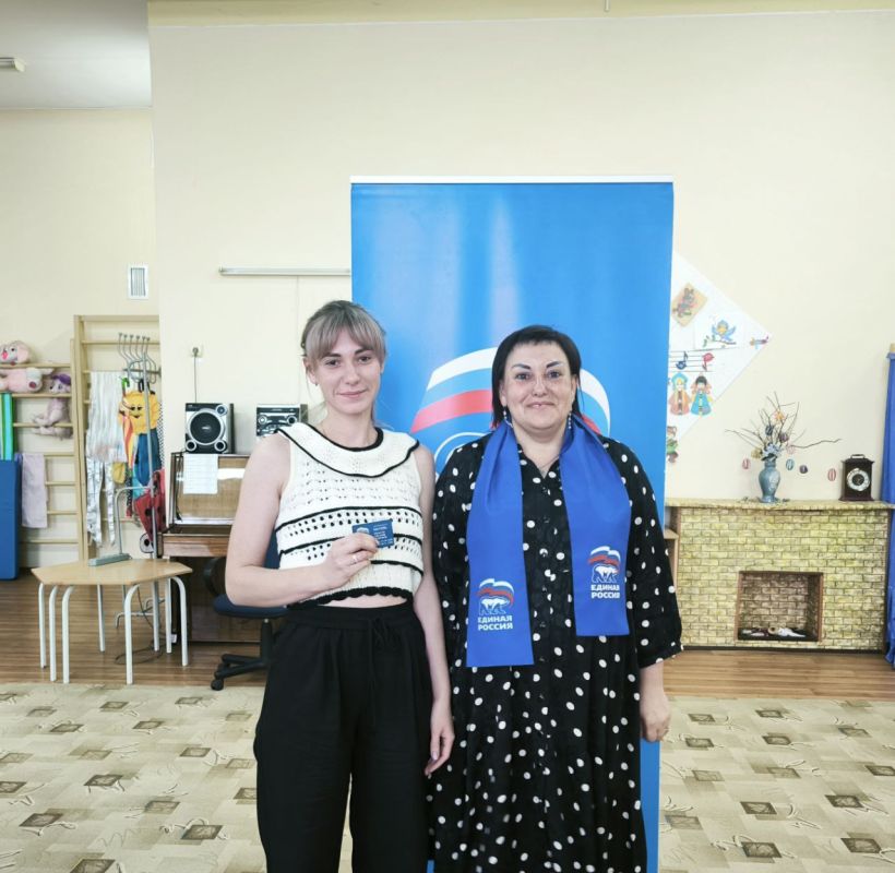 Вручение партийных билетов Всероссийской Политической Партии "ЕДИНАЯ РОССИЯ" в Ленинском районе города Донецка продолжается Вручение партийных билетов Всероссийской Политической Партии "ЕДИНАЯ РОССИЯ" в Ленинском районе города Донецка продолжается