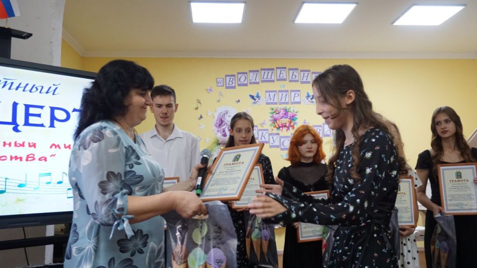 Борис Трима: Ах, этот день! День, когда Мангушская детская школа искусств выпустила в мир юных талантов, готовых раскрасить его яркими красками! Борис Трима: Ах, этот день! День, когда Мангушская детская школа искусств выпустила в мир юных талантов, готовых раскрасить его яркими красками!