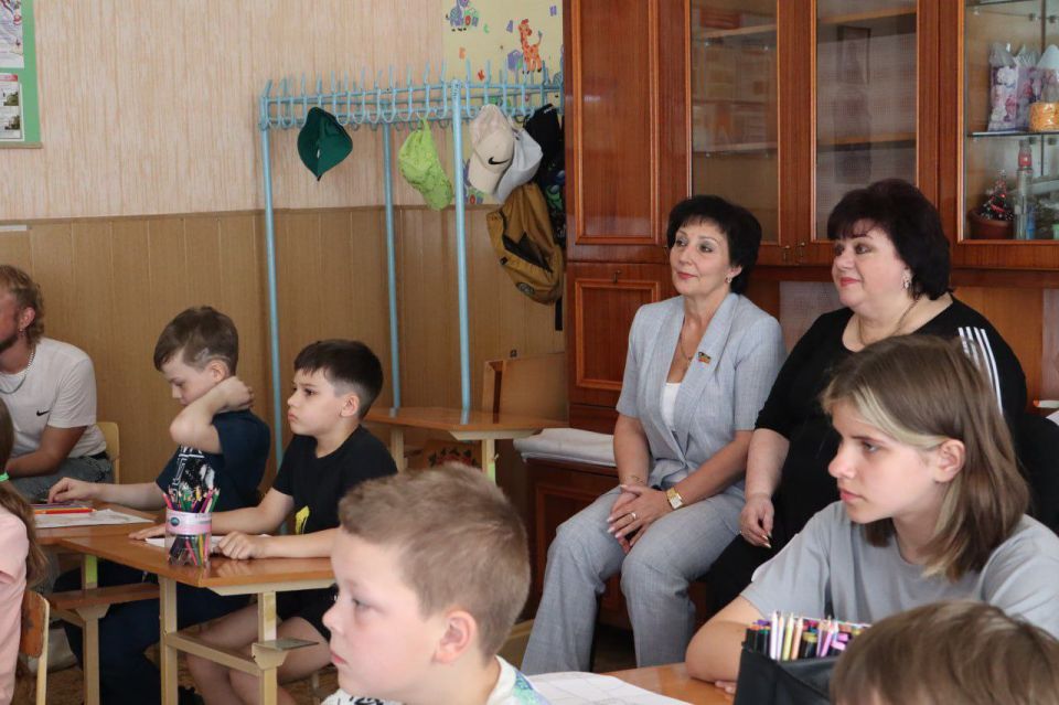 Валентина Харлашка: 4 июня посетила мастер-класс «Мир глазами художника» в пришкольном лагере "Улыбка", организованный в рамках проекта Единой России «Мир возможности» в школе № 7 г.о. Макеевка Валентина Харлашка: 4 июня посетила мастер-класс «Мир глазами художника» в пришкольном лагере "Улыбка", организованный в рамках проекта Единой России «Мир возможности» в школе № 7 г.о. Макеевка