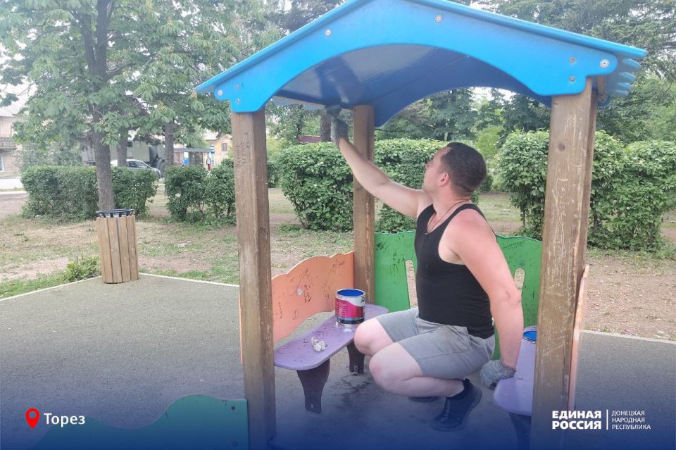 Единороссы вернули детской площадке яркие краски Единороссы вернули детской площадке яркие краски