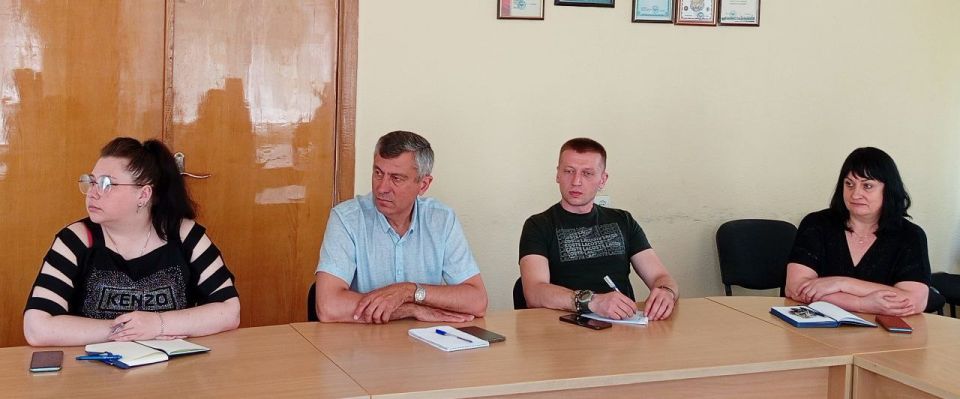 Наталья Бегуненко: Сегодня, 4 июня, руководитель Управы Петровского внутригородского района Администрации городского округа Донецк Бегуненко Наталья провела еженедельное аппаратное совещание Наталья Бегуненко: Сегодня, 4 июня, руководитель Управы Петровского внутригородского района Администрации городского округа Донецк Бегуненко Наталья провела еженедельное аппаратное совещание