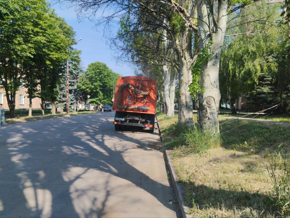 В Кировском внутригородском районе продолжаются работы по санитарному содержанию территории В Кировском внутригородском районе продолжаются работы по санитарному содержанию территории