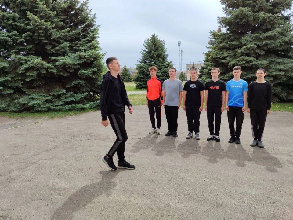 На базе Урзуфской школы прошли военные сборы для юношей 10 класса На базе Урзуфской школы прошли военные сборы для юношей 10 класса