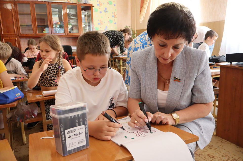 Валентина Харлашка: 4 июня посетила мастер-класс «Мир глазами художника» в пришкольном лагере "Улыбка", организованный в рамках проекта Единой России «Мир возможности» в школе № 7 г.о. Макеевка Валентина Харлашка: 4 июня посетила мастер-класс «Мир глазами художника» в пришкольном лагере "Улыбка", организованный в рамках проекта Единой России «Мир возможности» в школе № 7 г.о. Макеевка