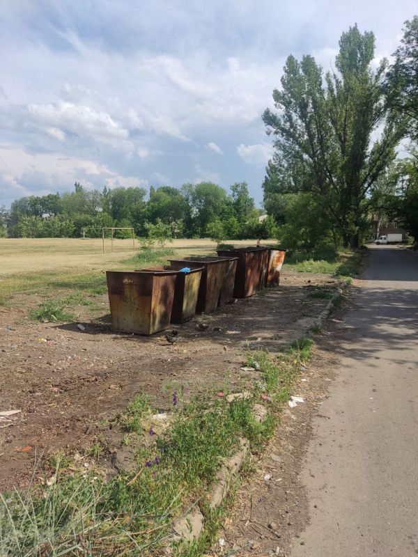 В Ждановке продолжается ликвидация стихийных свалок В Ждановке продолжается ликвидация стихийных свалок