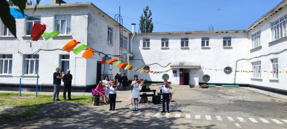 В Снежном для юных жителей прошел праздничный концерт В Снежном для юных жителей прошел праздничный концерт