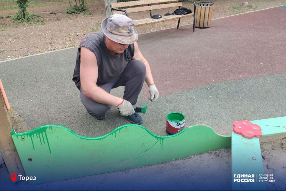 Единороссы вернули детской площадке яркие краски Единороссы вернули детской площадке яркие краски