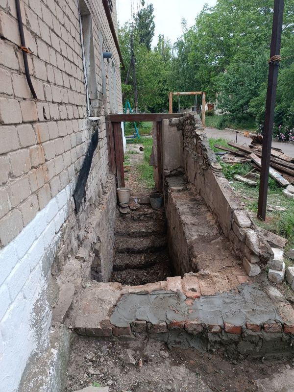 Коммунальные службы города осуществили ремонт входа в подвальное помещение Коммунальные службы города осуществили ремонт входа в подвальное помещение
