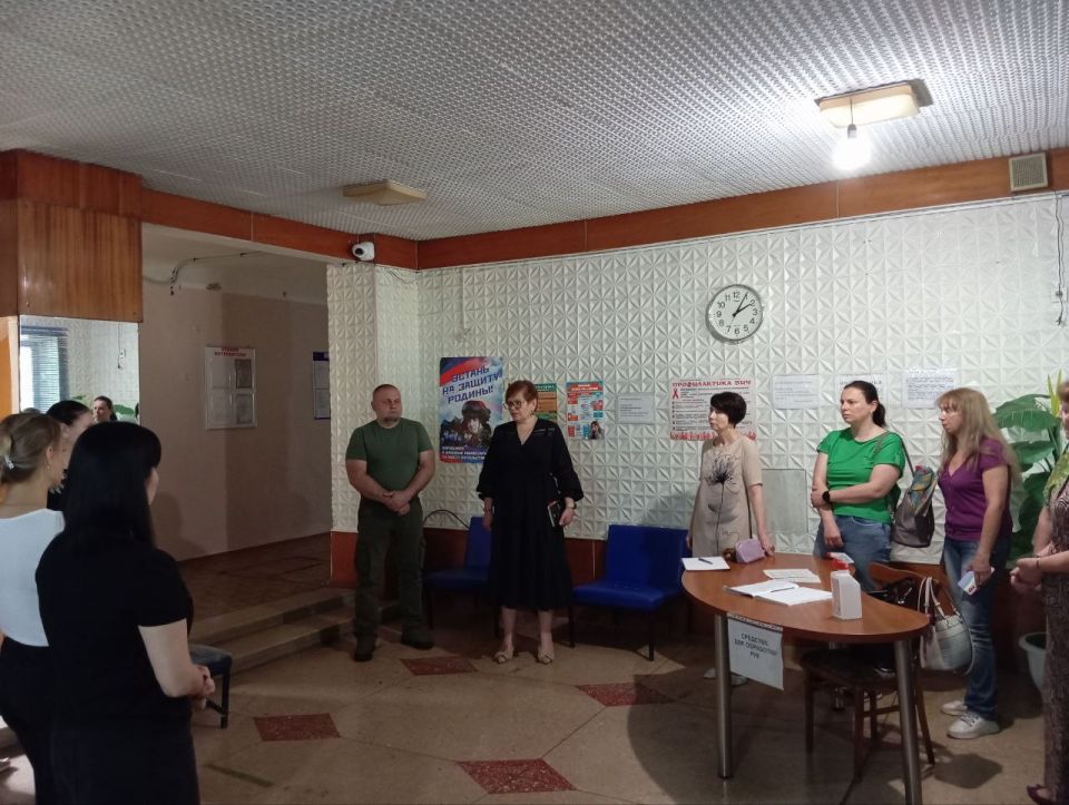4 июня в Горняцком внутригородском районе по адресу: ул. Кирова 30, возле здания ГБУ «Городская стоматологическая поликлиника № 5 г. Макеевки» состоялась встреча с жителями на подведомственной территории, которую провела... 4 июня в Горняцком внутригородском районе по адресу: ул. Кирова 30, возле здания ГБУ «Городская стоматологическая поликлиника № 5 г. Макеевки» состоялась встреча с жителями на подведомственной территории, которую провела...