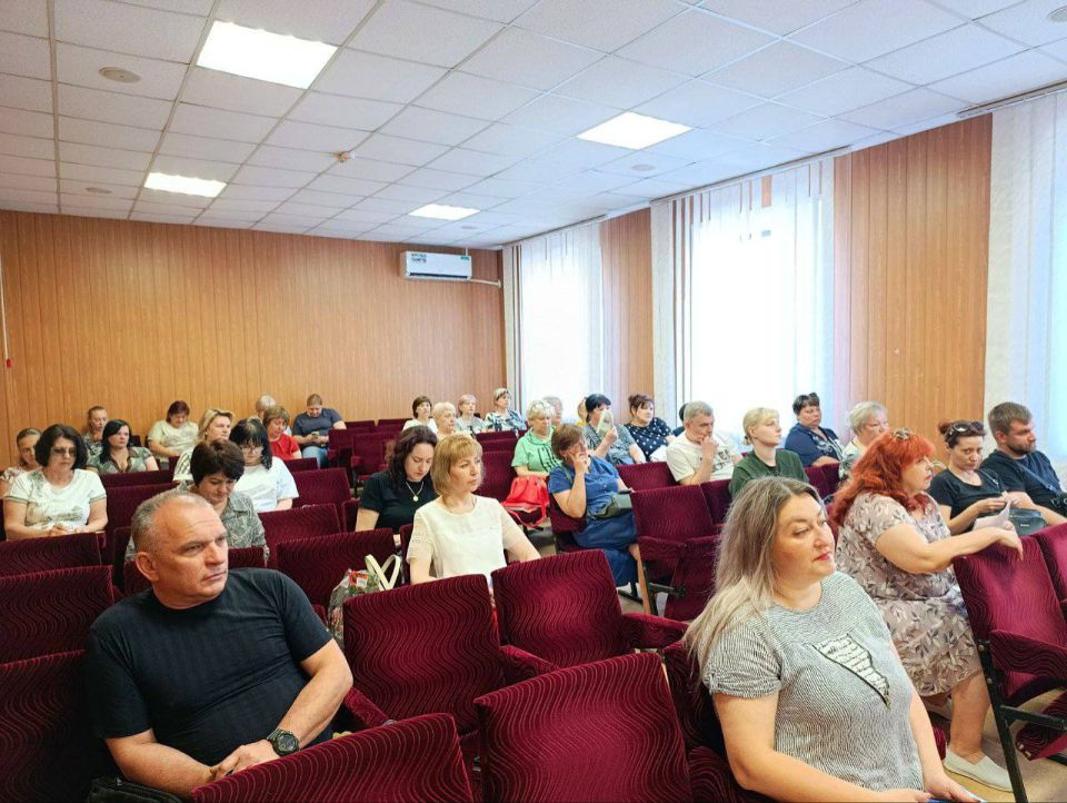 Сегодня, 4 июня, руководитель Управы Буденновского внутригородского района Администрации городского округа Донецк Михаил Меренков провел аппаратное совещание с участием депутата Донецкого городского совета Владимира Кириченко Сегодня, 4 июня, руководитель Управы Буденновского внутригородского района Администрации городского округа Донецк Михаил Меренков провел аппаратное совещание с участием депутата Донецкого городского совета Владимира Кириченко