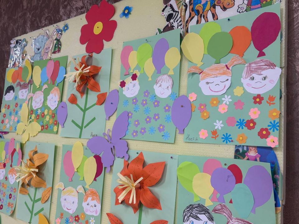 В Волновахском ОДК им. Героя России В. А. Жоги была организована выставка работ самых юных участников самодеятельности, участников кружка "Умка", «Дети это радость» В Волновахском ОДК им. Героя России В. А. Жоги была организована выставка работ самых юных участников самодеятельности, участников кружка "Умка", «Дети это радость»