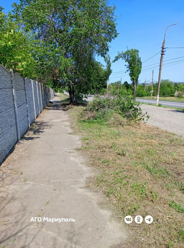 Мариупольские коммунальщики привели в порядок очередное ритуальное место Мариупольские коммунальщики привели в порядок очередное ритуальное место