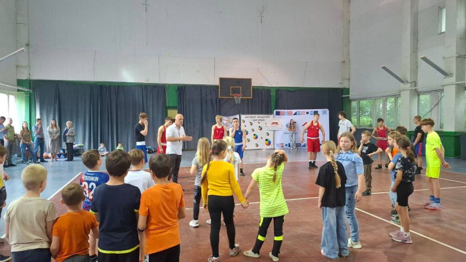Дом народов России в Донецке провел общенациональную зарядку «МЫ — РОССИЯ» Дом народов России в Донецке провел общенациональную зарядку «МЫ — РОССИЯ»