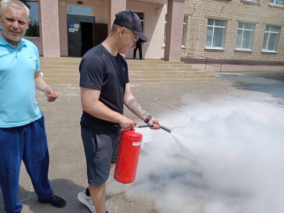 Сотрудники МЧС провели эвакуацию и инструктаж в лагере с дневным пребыванием «Бердяночка» Сотрудники МЧС провели эвакуацию и инструктаж в лагере с дневным пребыванием «Бердяночка»