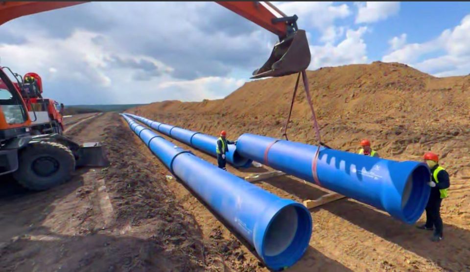 Спасительный водовод начали прокладывать