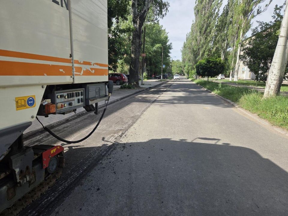 Подрядчики Нижегородской области ремонтируют дорогу в переулке Максименко в Харцызске Подрядчики Нижегородской области ремонтируют дорогу в переулке Максименко в Харцызске