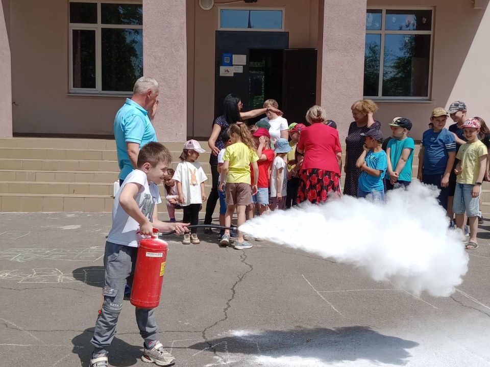 Сотрудники МЧС провели эвакуацию и инструктаж в лагере с дневным пребыванием «Бердяночка» Сотрудники МЧС провели эвакуацию и инструктаж в лагере с дневным пребыванием «Бердяночка»