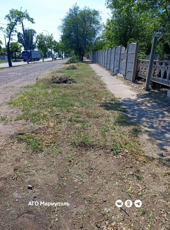Мариупольские коммунальщики привели в порядок очередное ритуальное место Мариупольские коммунальщики привели в порядок очередное ритуальное место