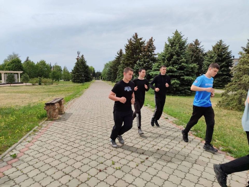 На базе Урзуфской школы прошли военные сборы для юношей 10 класса На базе Урзуфской школы прошли военные сборы для юношей 10 класса