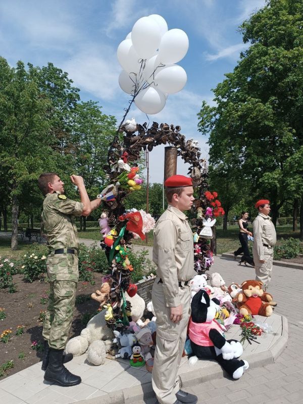 Молодежь Волновахи почтила память детей у которых отняли жизнь Молодежь Волновахи почтила память детей у которых отняли жизнь