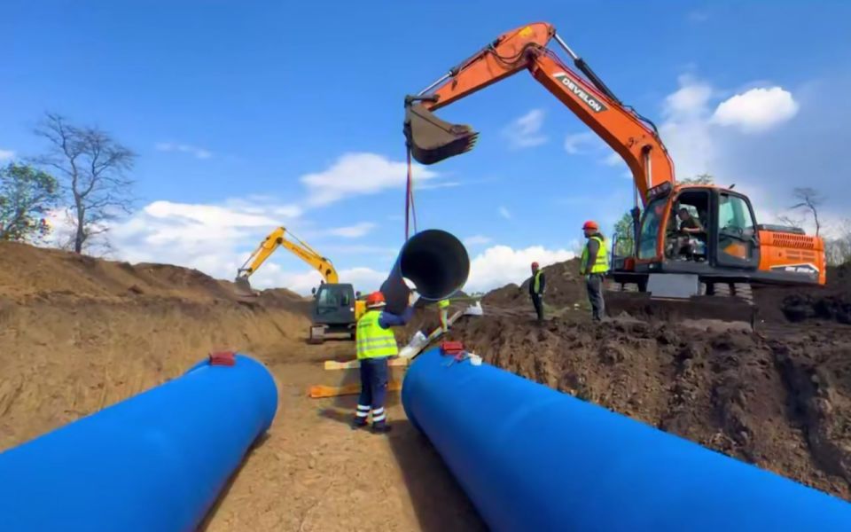 Спасительный водовод начали прокладывать Спасительный водовод начали прокладывать