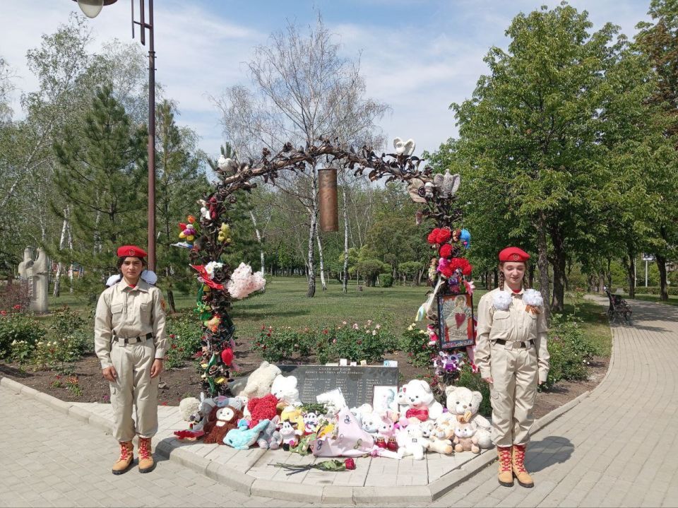 Молодежь Волновахи почтила память детей у которых отняли жизнь Молодежь Волновахи почтила память детей у которых отняли жизнь